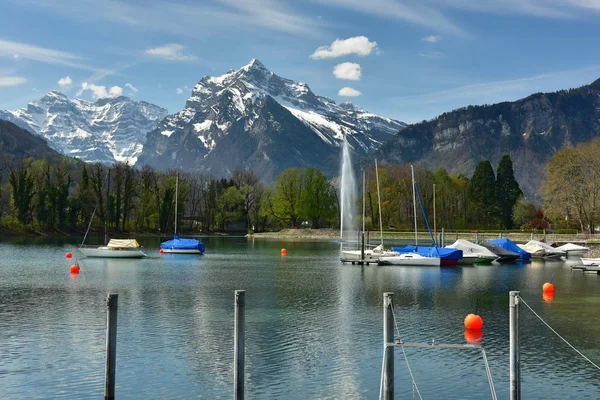Bateaux amarrés sur le lac de Walensee. Vue sur les Alpes. Village de Weesen, Suisse . — Photo