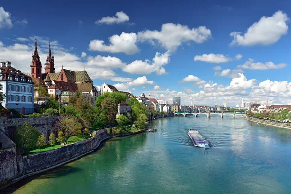 Ren Nehri kıyısında Basler Muenster Katedrali ile Eski şehir. Basel, İsviçre.