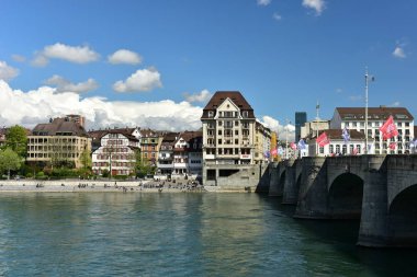 Ren Nehri'nin karşısındaki Orta Köprü. Basel Şehri, İsviçre.