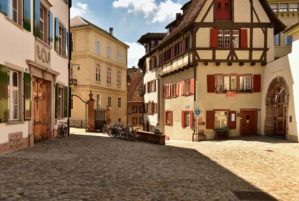 Oude geplaveide straat in het historische centrum van Basel, Zwitserland. — Stockfoto