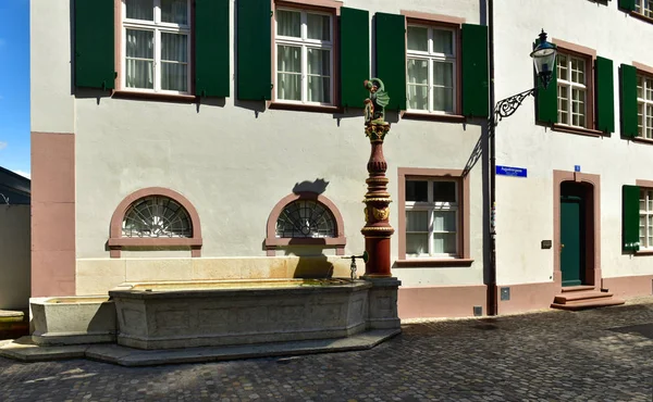 古代の通り飲み噴水オーギュスター・ブルネン。バーゼル市,スイス. — ストック写真
