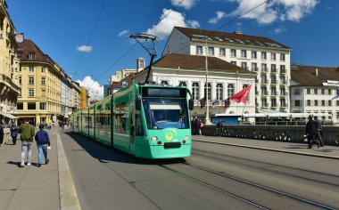Mittlere Bruecke köprüsünde yeşil tramvay. Basel Şehri, İsviçre.