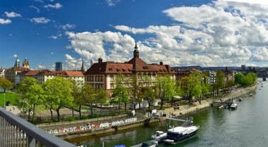 Ren Dolgu Panoraması Dreirosenbruecke köprüsünden bakıldı. Basel, İsviçre.