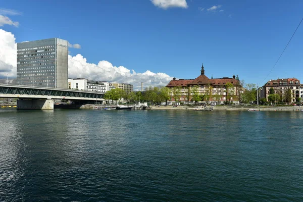 A Rajna menti sétány nézete a Dreirosenbruecke-híddal. Basel, Svájc. — Stock Fotó