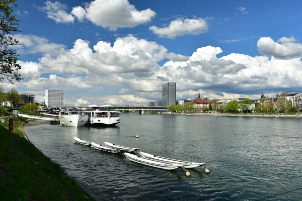 Στον ποταμό Ρήνο, στο κέντρο της πόλης. Βασιλεία, Ελβετία. — Φωτογραφία Αρχείου