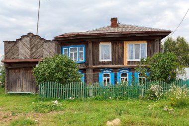 Yazın Rus köyü. Eski ahşap ev.