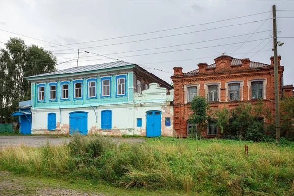 Исторические жилые дома. Село Ом, Свердловская область, Россия . — стоковое фото