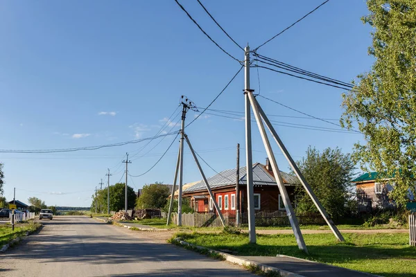 Bygatan på sommaren. Byn Visim, Sverdlovsk region, Ryssland. — Stockfoto