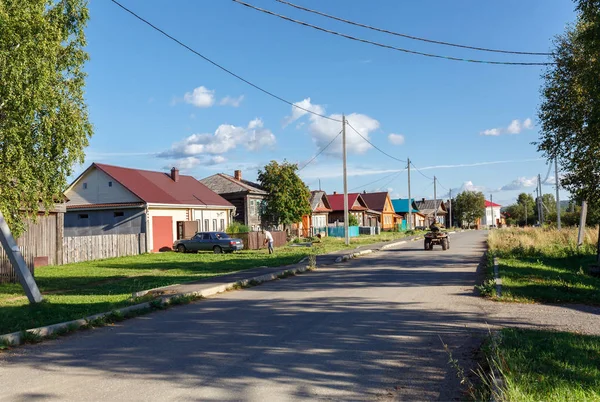 Rysk by på sommaren. Utsikt över byns väg med traditionella trähus längs gatan. Visim, Ryssland. — Stockfoto