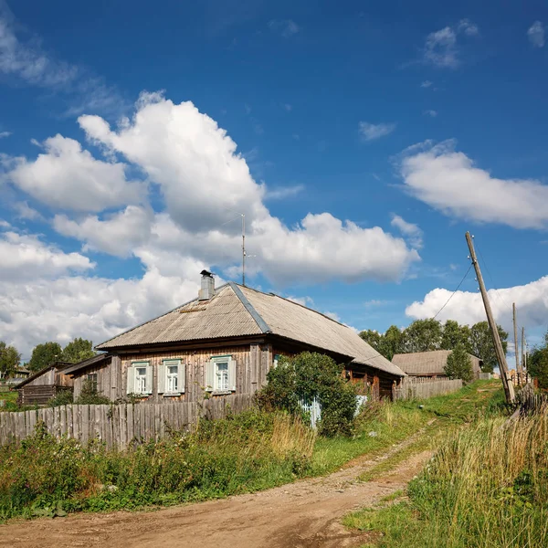 Blick auf die Dorfstraße mit altem Holzhaus. Dorf visim, Gebiet swerdlowsk, Russland. — Stockfoto