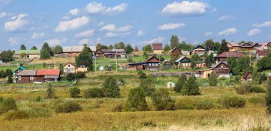 Rus köyünün panoramik manzarası. Visim Köyü, Sverdlovsk region, Rusya Federasyonu.