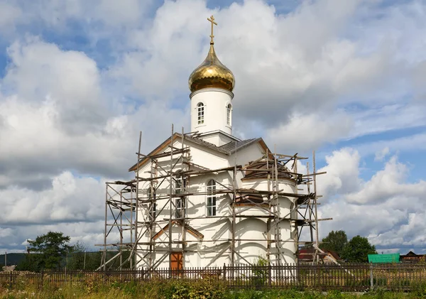 Chiesa russa in costruzione. Villaggio di Visim, regione di Sverdlovsk, Russia . — Foto Stock