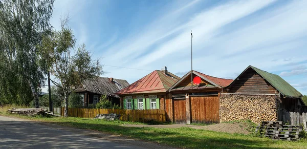 Vila russa no verão. Panorama da rua da aldeia. Vila de Visim, região de Sverdlovsk, Rússia . — Fotografia de Stock