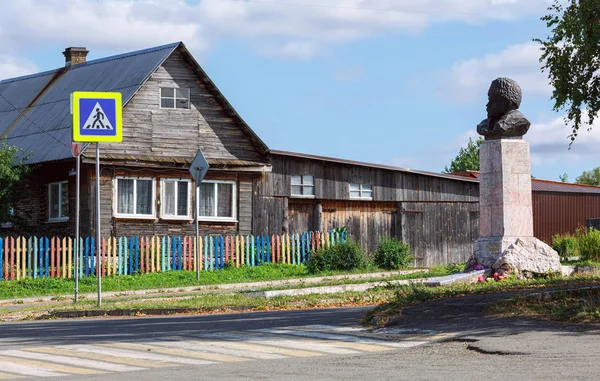 Monument över den berömda ryska författaren Dmitry Mamin Sibiryak. Byn Visim, Sverdlovsk region, Ryssland. — Stockfoto