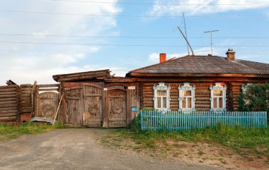 Çürük kapılı tarihi ahşap bir ev. Visim Köyü, Sverdlovsk bölgesi, Urallar, Rusya.