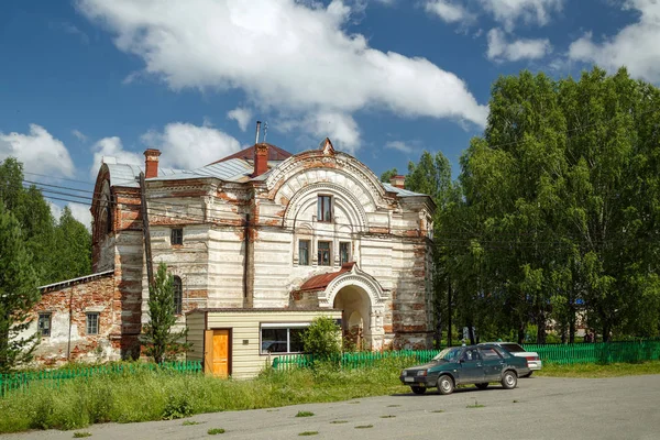 Halv förstörda kyrkan St Nicholas och Anatoly av Nicomedia. Byn Visim, Sverdlovsk region, Ryssland. — Stockfoto