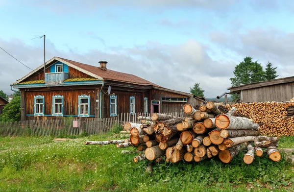 传统的木制乡村别墅，前面有一堆柴火。维西姆村， 俄罗斯 — 图库照片