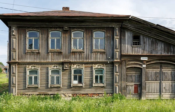 Baufälliges Holzwohnhaus mit geschnitzter Fassade. Dorf visim, russland. — Stockfoto