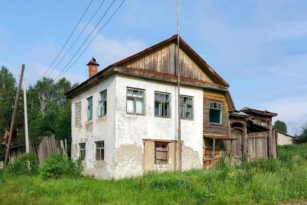 Casa residencial histórica abandonada. Pueblo de Visim, región de Sverdlovsk, Urales, Rusia — Foto de Stock