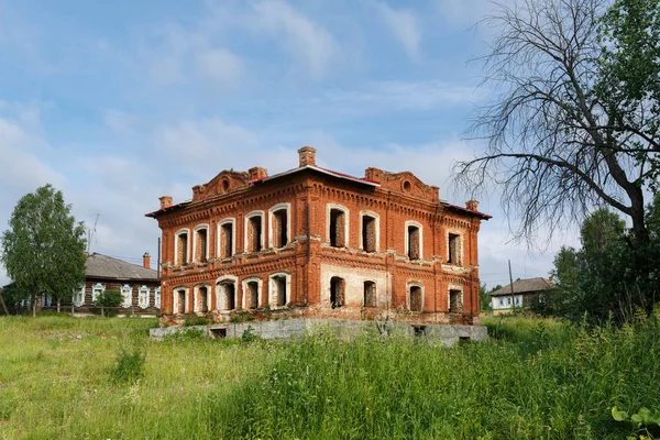 废弃的历史住宅。维西姆村，斯维尔德洛夫斯克州，乌拉尔，俄罗斯 — 图库照片