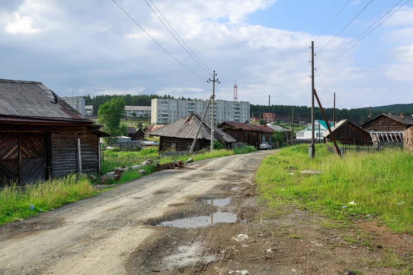 摇摇欲坠的住宅。俄罗斯斯维尔德洛夫斯克州乌拉莱的定居. — 图库照片
