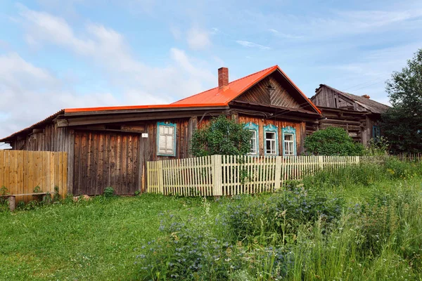 Traditionelles ländliches Holzhaus. Dorf visim, russland — Stockfoto