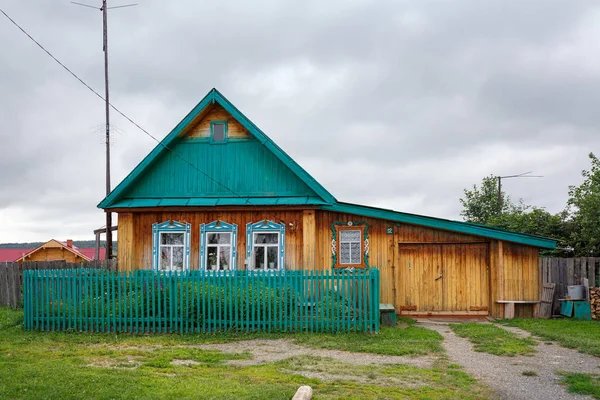 Schönes hölzernes Landhaus. Dorf visim, swerdlowsk Region, Urals, Russland. — Stockfoto