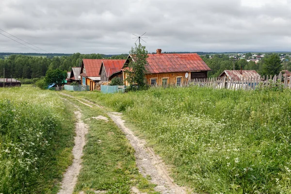 Деревенская улица летом. Традиционные деревянные дома. Деревня Ом, Россия . — стоковое фото