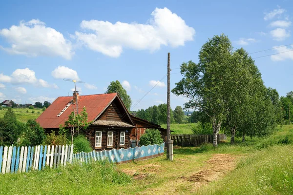 Rua Village no verão. Bela casa de madeira. Vila de Visim, região de Sverdlovsk, Rússia . — Fotografia de Stock