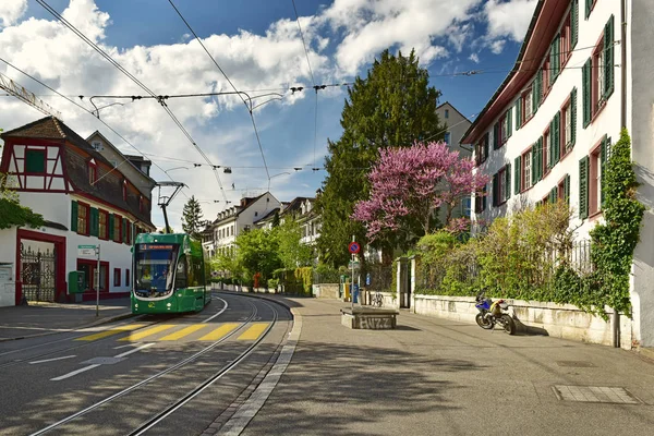 Zielony tramwaj na ulicy Leonhardsgraben. Okręg Grossbasel, miasto Bazylea, Szwajcaria, Europa. — Zdjęcie stockowe