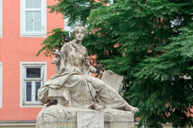 Siebenbrunnen çeşmesinin heykelinin üzerinde oturan güvercinler. Margareten bölgesi, Viyana, Avusturya.