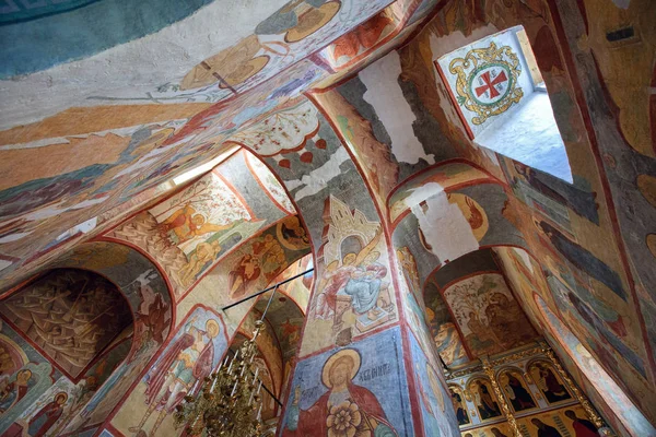 Interior de la Catedral de la Asunción del siglo XVI, situado en el territorio del monasterio masculino de la Asunción. Sviyazhsk, República de Tartaristán, Rusia . — Foto de Stock