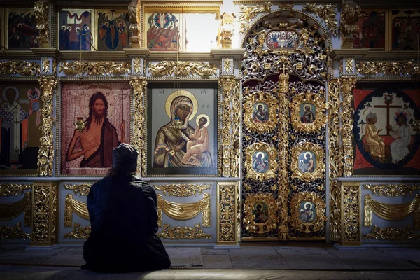 Prist rezando en la Catedral de la Asunción, ubicada en el territorio del monasterio masculino de la Asunción. Sviyazhsk, República de Tartaristán, Rusia . — Foto de Stock