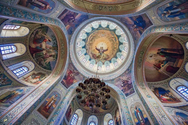 Interior de la Catedral en honor al Icono de la Madre de Dios. Ciudad de Sviyazhsk, República de Tartaristán, Rusia . — Foto de Stock