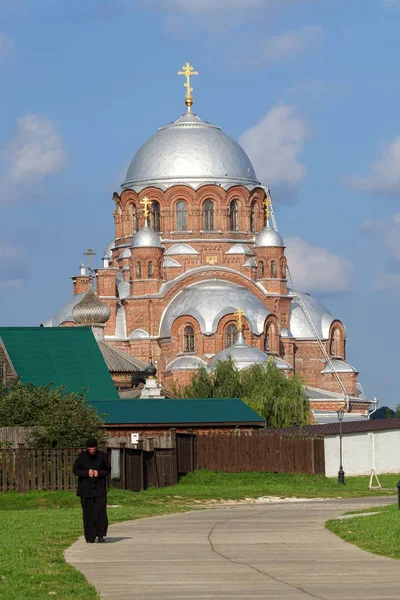 Monnik voor het klooster van St. John de voorloper. Sviyazhsk, Republiek Tatarstan, Rusland. — Stockfoto