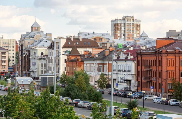 Вид на Петербургскую улицу с смотровой площадки Экиятского театра кукол. г. Казань, Республика Татарстан, Россия . — стоковое фото