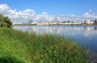 Aşağı Qaban Gölü 'ndeki şehir manzarası. Kazan şehri, Tataristan Cumhuriyeti, Rusya.