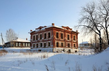 Kışın terk edilmiş tarihi meskenler. Visim Köyü, Sverdlovsk bölgesi, Rusya