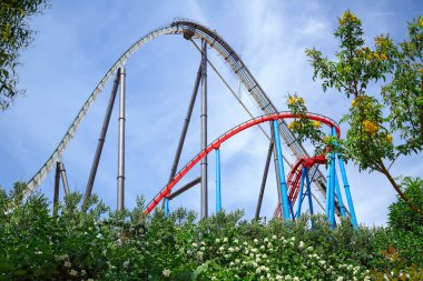 Konumlar Shambhala ve Dragon Khan. Theme Park Port Aventura, Salou şehri, Ispanya.