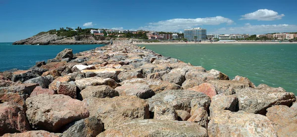 石の防波堤で海辺のパノラマビュー。スペインのラ・ピネダ. — ストック写真