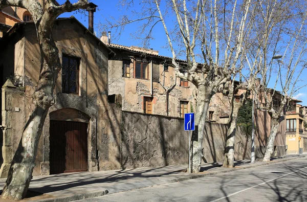 Старый дом на улице Рамла дель Бисбат. Город Вик, Каталония, Испания . — стоковое фото