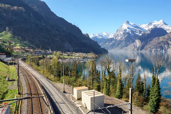 Ferrovia Lungo Riva Del Lago Lucerna Vicino Alla Città Sisikon — Foto Stock