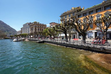 Lugano Gölü 'ndeki Lugano şehri manzarası. Ticino Kantonu, İsviçre.