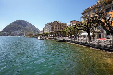 Lugano Gölü 'ndeki Lugano kasabası, Alplerle çevrili. Ticino Kantonu, İsviçre.