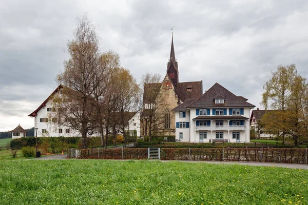 曇りの春の日に古代の修道院Kloster Kappel スイスのチューリッヒ州アフォルター地方のカペル アルビス — ストック写真