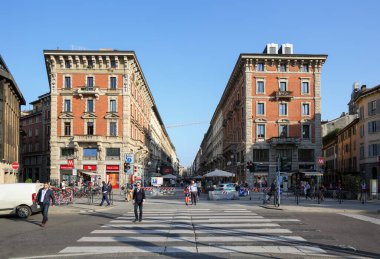 MILAN, İtalya - 17 Nisan 2018. Dante Caddesi, Largo Cairoli Meydanı 'ndan 19. yüzyıla ait binalar. Milano şehri, Lombardiya bölgesi, İtalya, Avrupa.
