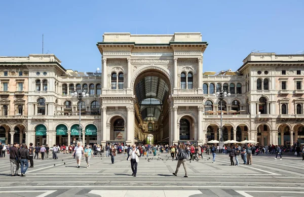 MILAN, İtalya - 17 Nisan 2018. Mağaza merkezi - Galleria Vittorio Emanuele II. Duomo Meydanı manzarası. Milano şehri, Lombardiya bölgesi, İtalya, Avrupa.