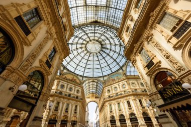 MILAN, İtalya - 17 Nisan 2018. Galleria Vittorio Emanuele II oyun salonunun içinden. Cam kubbenin manzarası. Milano şehri, Lombardiya bölgesi, İtalya, Avrupa.