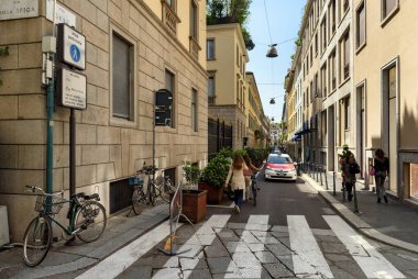 MILAN, İtalya - 17 Nisan 2018. Tarihi şehir merkezindeki Via Gesu Caddesi manzarası. Yaya geçidinde. Milano şehri, Lombardiya bölgesi, İtalya, Avrupa.