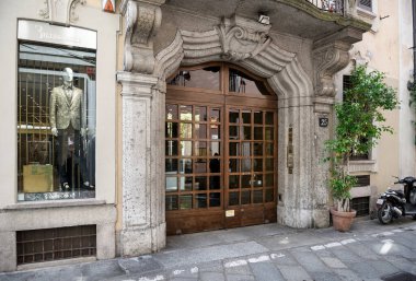 İtalya, Milan 'ın tarihi merkezinde Via della Spiga' da eski bir dükkan..